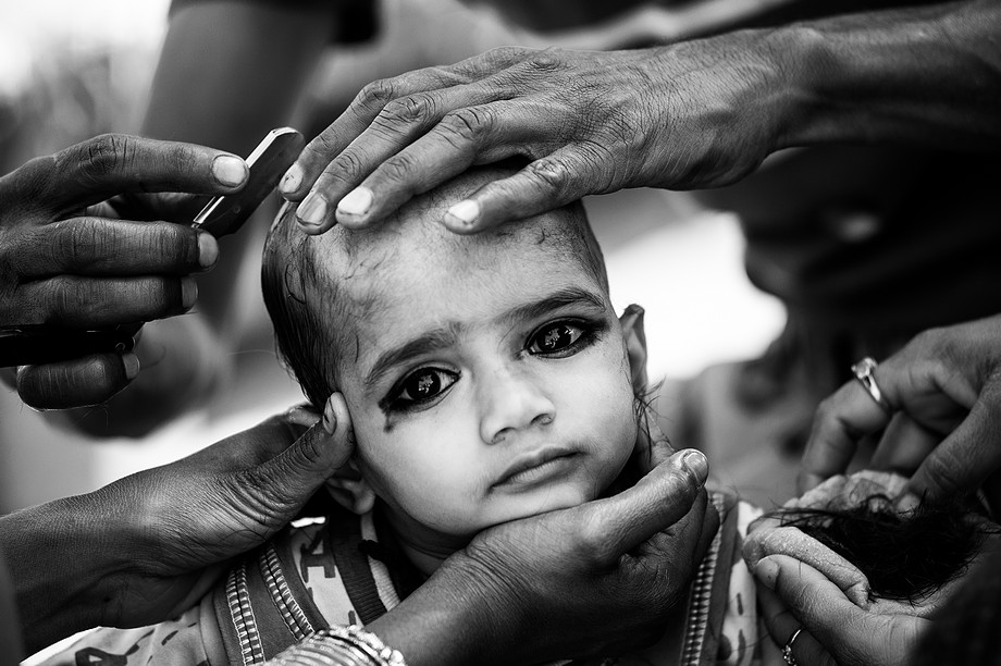 Varanasi, rytualne strzyżenie małego dziecka (Indie. Dzień jak nie codzień.)